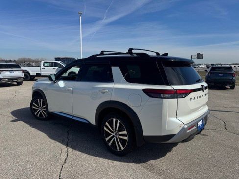 Used 2024 Nissan Pathfinder Platinum image 6