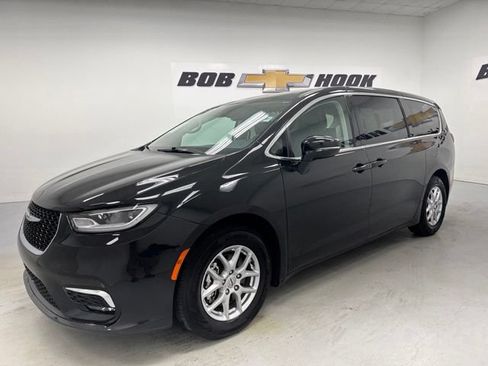 Used 2024 Chrysler Pacifica Touring-L FWD image 1