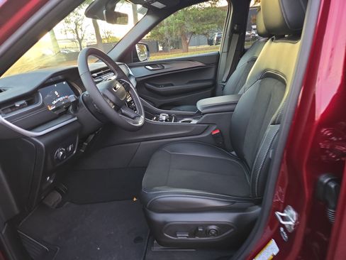 New 2025 Jeep Grand Cherokee L Altitude image 4