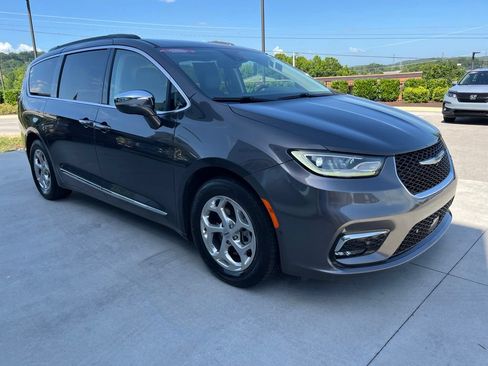 Used 2022 Chrysler Pacifica Limited FWD image 31