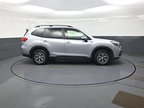 Used 2019 Subaru Forester Premium AWD/4WD image 2
