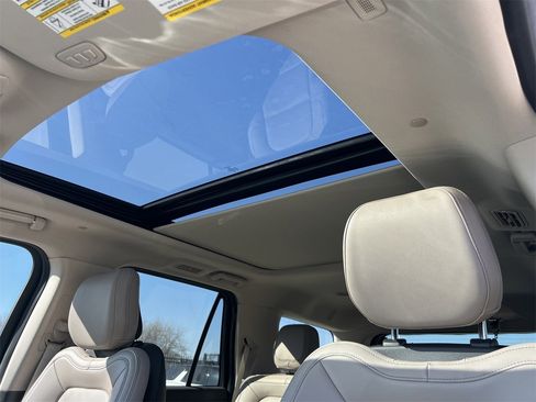 Used 2024 Lincoln Navigator Premiere image 11