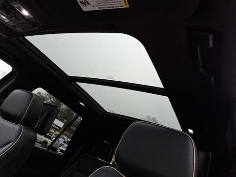 Used 2021 GMC Yukon SLT w/ SLT Premium Package image 17