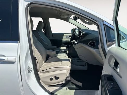 Used 2020 Chrysler Pacifica Limited w/ Advanced Safetytec Group FWD image 15