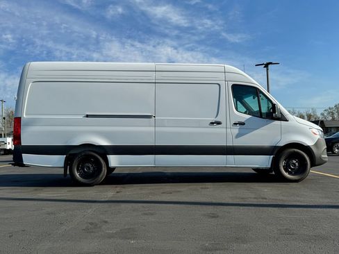 Used 2025 Mercedes-Benz Sprinter 2500 image 9