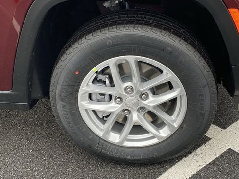 New 2025 Jeep Grand Cherokee L Laredo image 11