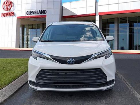 Used 2024 Toyota Sienna LE FWD image 3