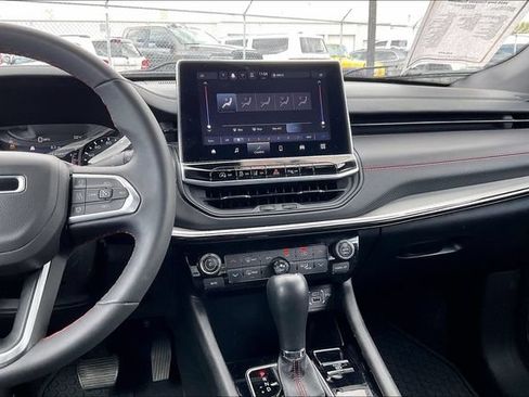 Used 2025 Jeep Compass Trailhawk AWD/4WD image 6