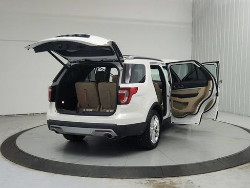 Used 2017 Ford Explorer XLT w/ Equipment Group 202A FWD image 15