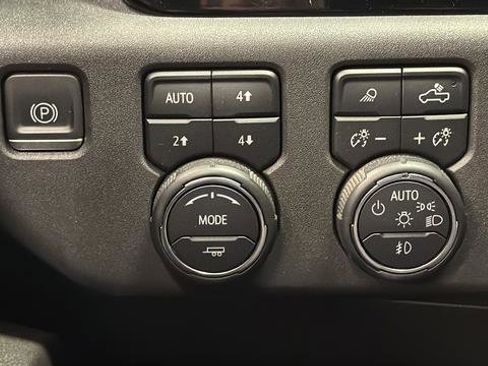 Used 2022 Chevrolet Silverado 1500 LT Trail Boss w/ LT Trail Boss Premium Package AWD/4WD image 31