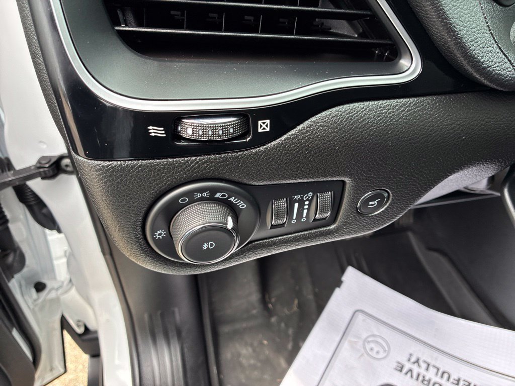 Used 2023 Jeep Cherokee Altitude Lux w/ Mopar Interior Package AWD/4WD image 20