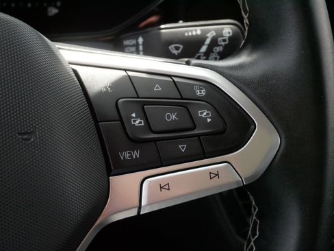 Certified 2022 Volkswagen Taos SE w/ Panoramic Sunroof Package AWD/4WD image 25