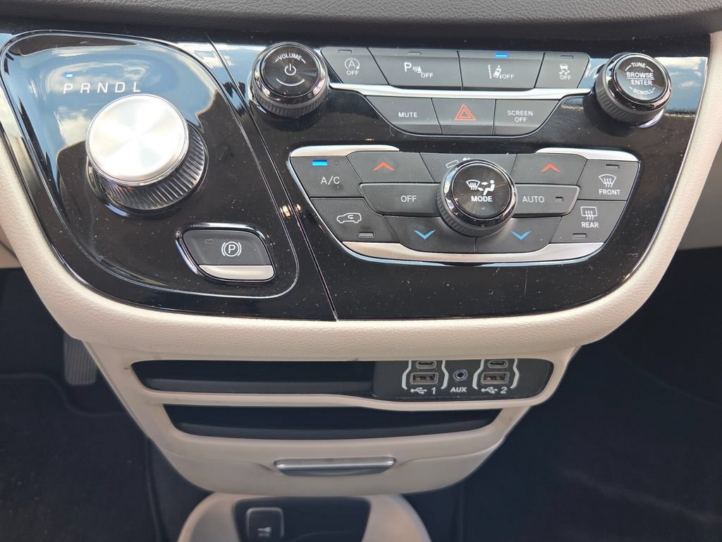 Used 2024 Chrysler Pacifica Touring-L FWD image 21