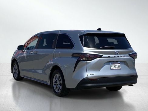 Certified 2025 Toyota Sienna XLE FWD image 4