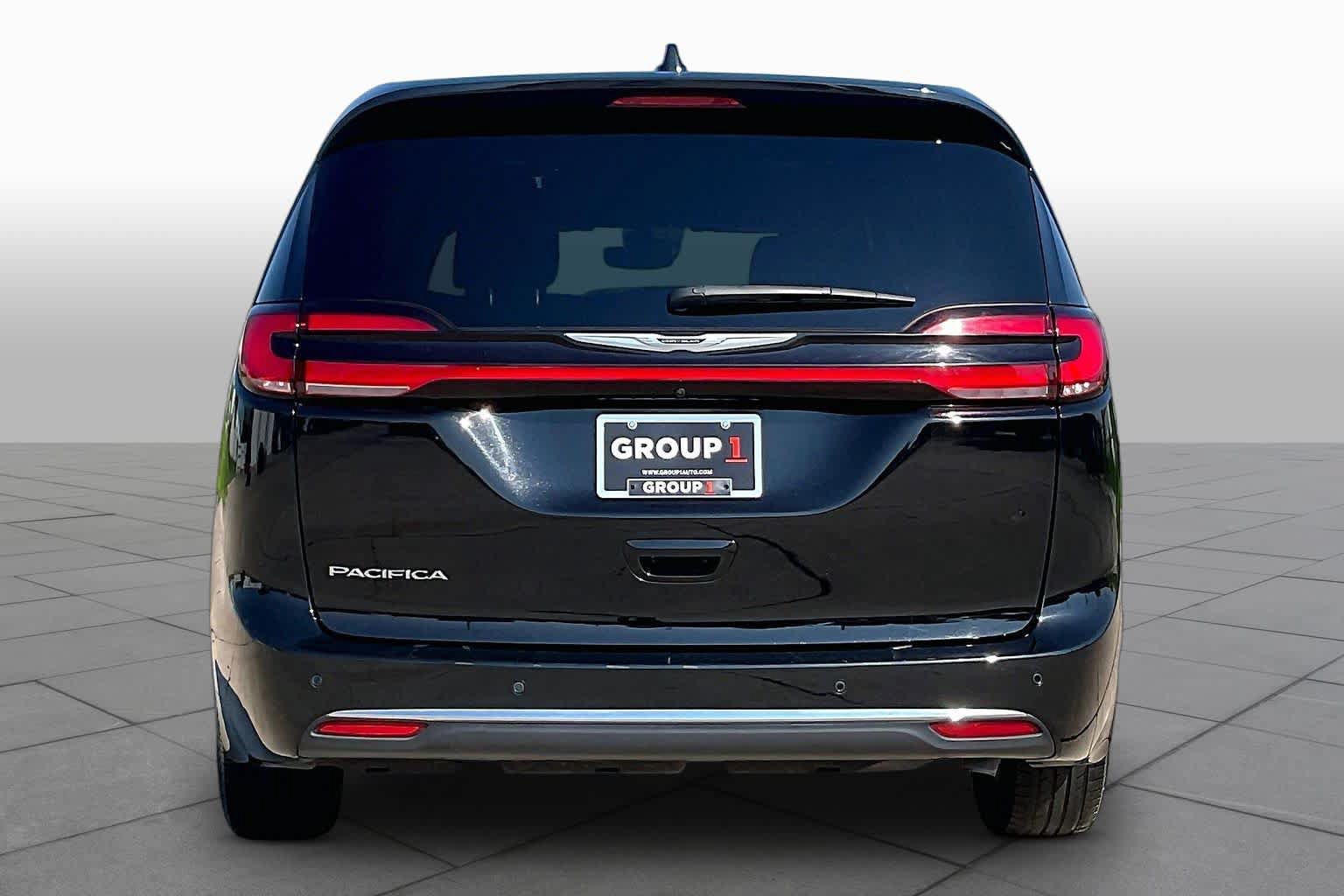 Used 2025 Chrysler Pacifica Select FWD image 5