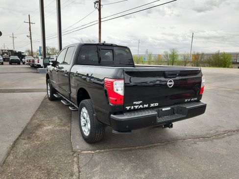 Used 2024 Nissan Titan SV w/ SV Convenience Package image 3