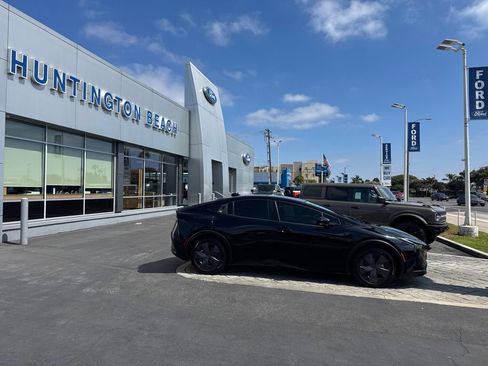 Used 2023 Toyota Prius LE FWD image 3