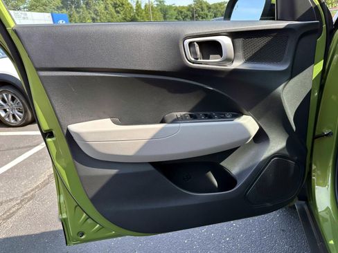 Used 2024 Hyundai Venue SEL FWD image 8