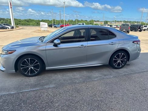 Used 2018 Toyota Camry SE FWD image 4