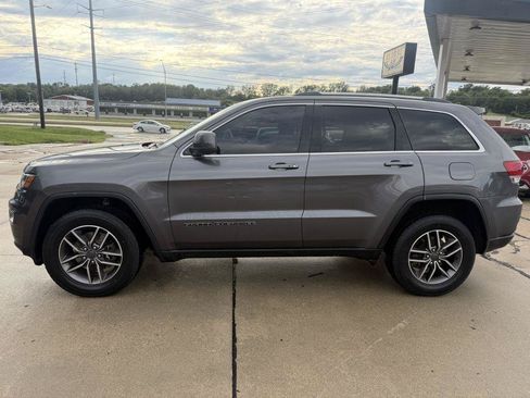 Used 2020 Jeep Grand Cherokee Laredo w/ 18" Wheel & 8.4" Radio Group AWD/4WD image 4