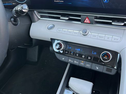 Certified 2025 Hyundai Elantra Limited FWD image 19