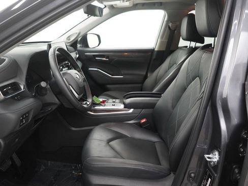 Used 2025 Toyota Highlander Platinum image 18