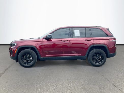 Used 2025 Jeep Grand Cherokee Altitude RWD image 4