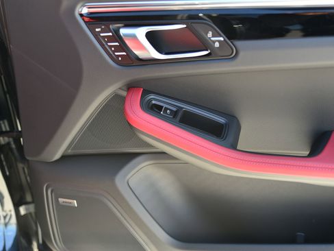 Certified 2026 Porsche Macan AWD/4WD image 12