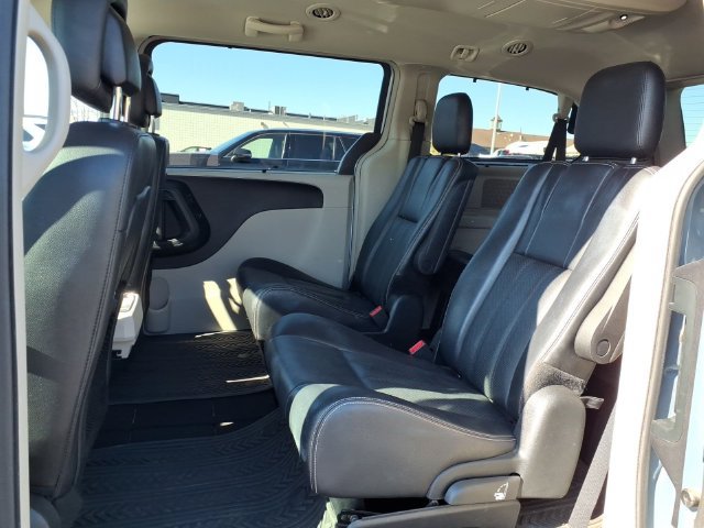 Used 2013 Chrysler Town & Country Touring-L w/ Driver Convenience Group FWD image 9