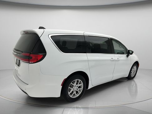 Used 2024 Chrysler Pacifica Touring-L FWD image 5