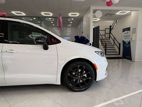 Used 2026 Chrysler Pacifica Limited w/ S Appearance Package image 9