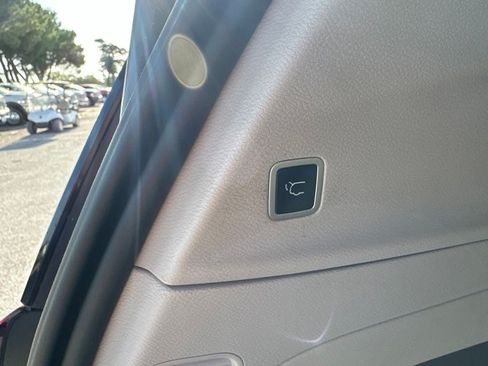 Used 2024 Chrysler Pacifica Limited FWD image 8