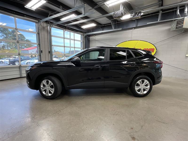 Used 2024 Chevrolet Trax LS FWD image 2