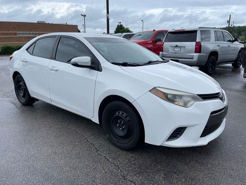 Used 2016 Toyota Corolla LE FWD image 2