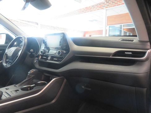 Used 2020 Toyota Highlander XLE FWD image 33