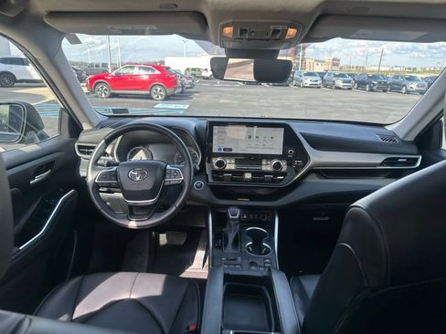 Used 2023 Toyota Highlander XLE AWD/4WD image 16
