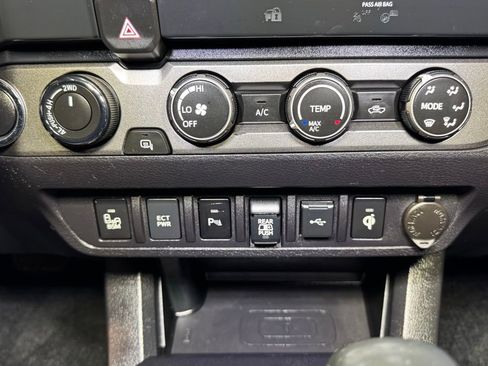 Used 2020 Toyota Tacoma TRD Off-Road w/ Technology Package AWD/4WD image 32