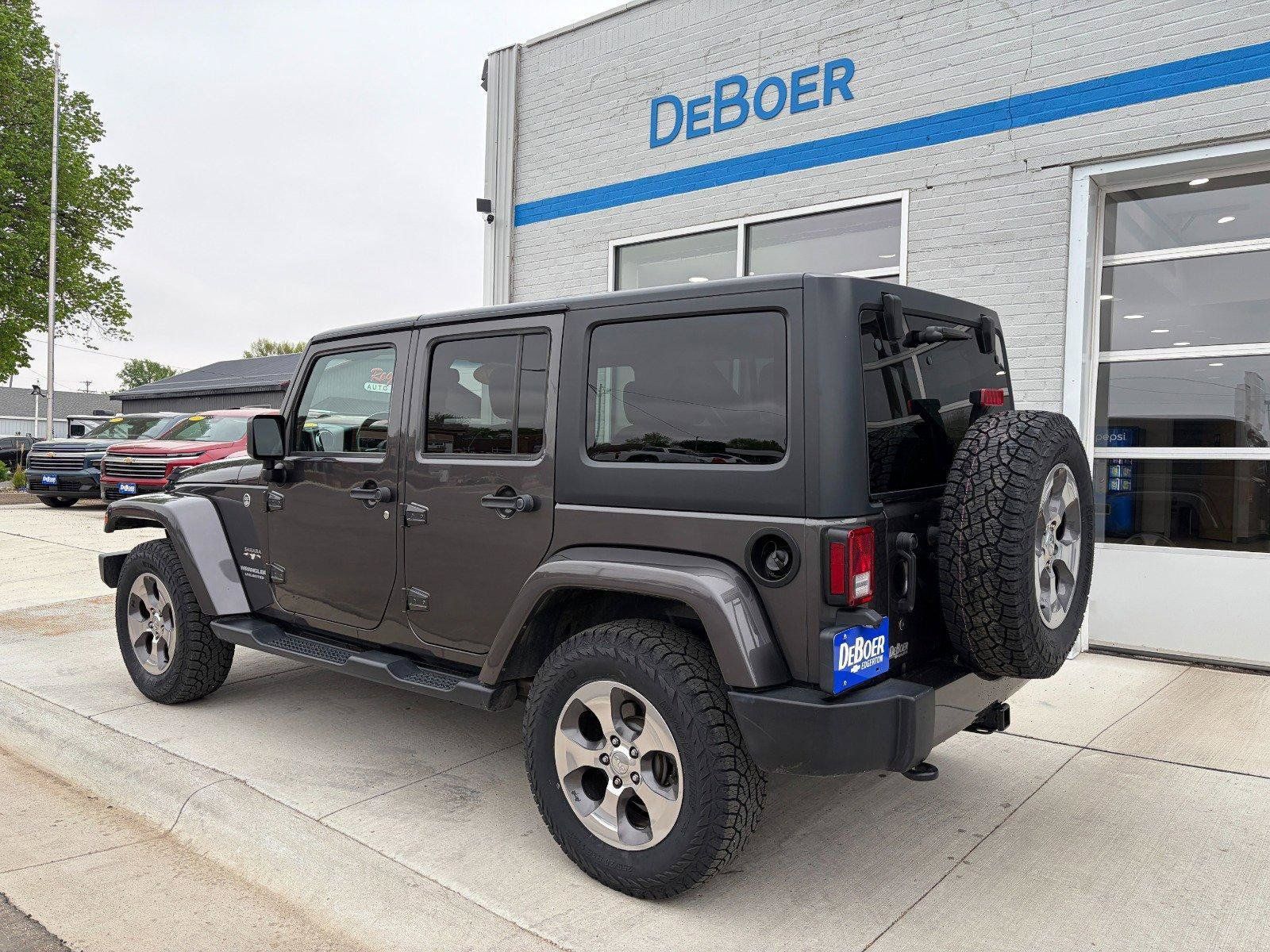 Used 2017 Jeep Wrangler Unlimited Sahara w/ Connectivity Group AWD/4WD image 3