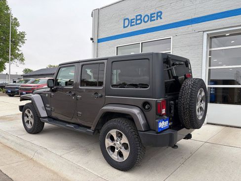 Used 2017 Jeep Wrangler Unlimited Sahara w/ Connectivity Group AWD/4WD image 3
