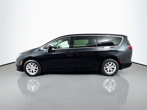 Used 2022 Chrysler Voyager LX image 2