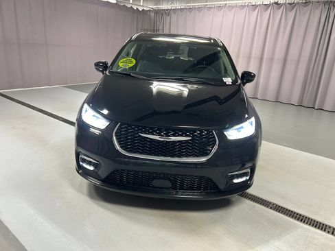 Used 2024 Chrysler Pacifica Touring-L FWD image 2