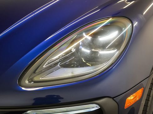 Certified 2024 Porsche Macan AWD/4WD image 11