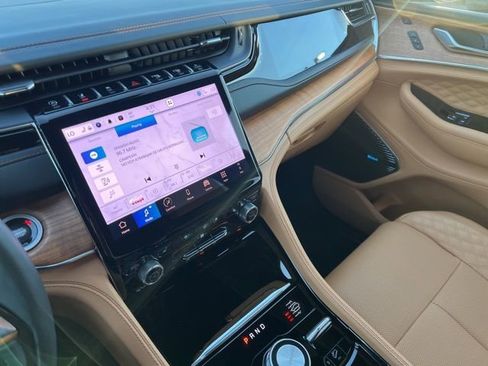 Used 2025 Jeep Grand Cherokee Summit w/ Luxury Tech Group V image 37