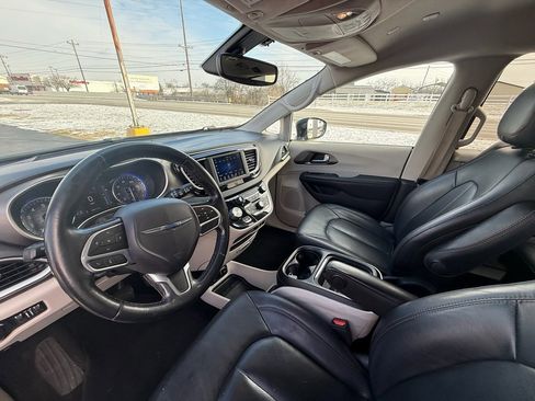 Used 2020 Chrysler Pacifica Touring-L image 13