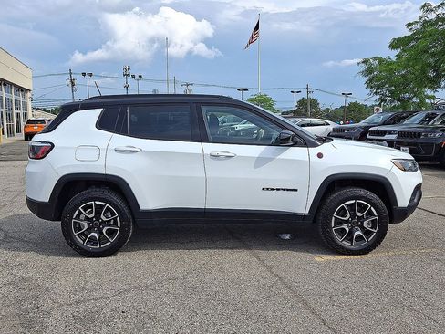 Certified 2025 Jeep Compass Trailhawk AWD/4WD image 32