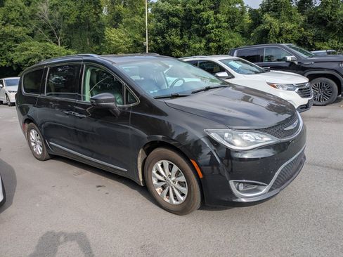 Used 2019 Chrysler Pacifica Touring-L FWD image 1