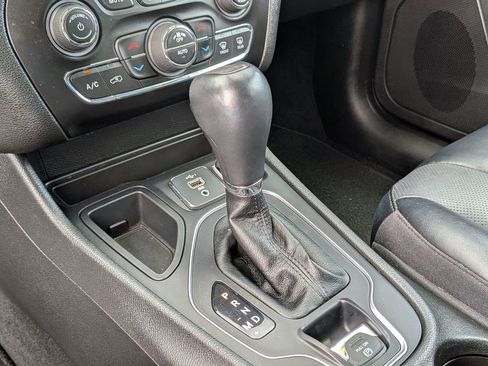 Used 2022 Jeep Cherokee Latitude Lux w/ Sun & Sound Group FWD image 23