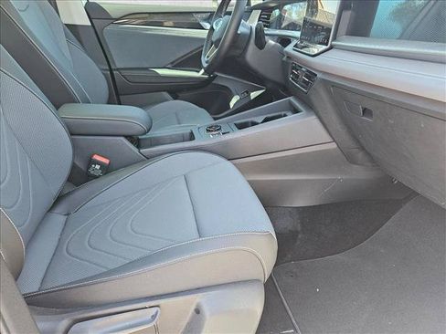 Certified 2025 Volkswagen Tiguan SE FWD image 19