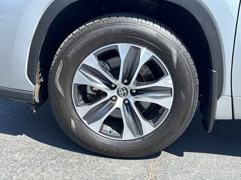 Used 2023 Toyota Highlander XLE AWD/4WD image 6