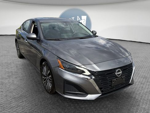 Used 2024 Nissan Altima 2.5 SV w/ SV Premium Package FWD image 1
